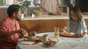 Dionysio Basco e Isla Rose Hall in Mythic Quest 3x07