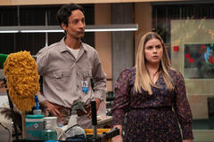 Danny Pudi e Jessie Ennis in Mythic Quest 3x08