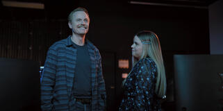 David Hornsby e Jessie Ennis in Mythic Quest 3x09