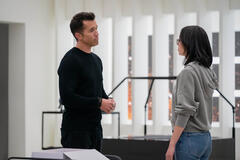 Rob McElhenney e Charlotte Nicdao in Mythic Quest 3x10