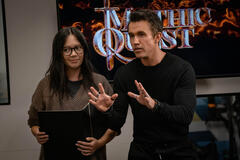 Charlotte Nicdao e Rob McElhenney in Mythic Quest 4x01