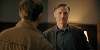 Leo Woodall e David Morrissey in Prime Target 1x01