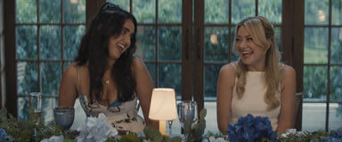 Jenni (Geraldine Viswanathan) e Neve (Meredith Hagner) in Un matrimonio di troppo