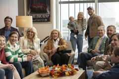 (S-D) Gwyneth (Leanne Morgan), Flora (Celia Weston), Neve (Meredith Hagner), Dixon (Jimmy Tatro), Sumner (Kermit Rolison), e Colton (Rory Scovel) in Un matrimonio di troppo