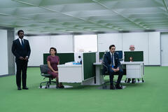 Tramell Tillman, Alia Shawkat, Stefano Carannante e Bob Balaban in Severance 2x01