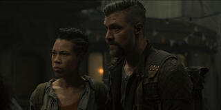 Remmie Milner e Shane McRae in Silo 2x05