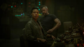 Remmie Milner e Shane McRae in Silo 2x06