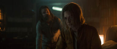 Steve Zahn e Rebecca Ferguson in Silo 2x06