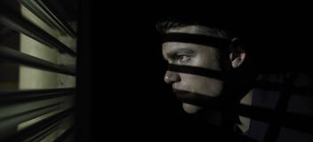 Gabriel Basso come Peter Sutherland in The Night Agent 1x06