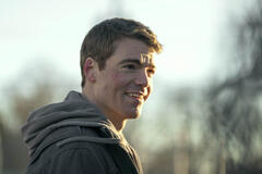 Gabriel Basso come Alice in The Night Agent 2x02