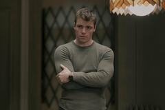 Gabriel Basso come Alice in The Night Agent 2x02