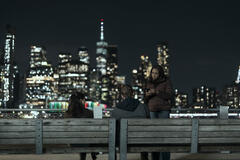 (S-D) Luciane Buchanan come Rose Larkin, Gabriel Basso come Peter Sutherland, Amanda Warren come Catherine in The Night Agent 2x03