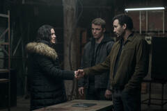 (S-D) Arienne Mandi come Noor, Gabriel Basso come Peter Sutherland, Marwan Kenzari come Sami Saidi in The Night Agent 2x05