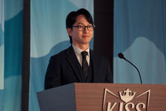 Michael K. Lee come Professor Lee in XO, Kitty 2x01