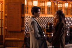 Sang Heon Lee come Min Ho Moon, Anna Cathcart come Kitty Song Covey in XO, Kitty 2x01