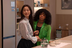 Gia Kim come Yuri Han, Regan Aliyah come Juliana Porter in XO, Kitty 2x01