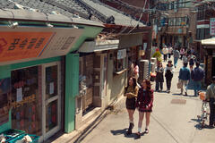 (S-D) Gia Kim come Yuri Han, Anna Cathcart come Kitty Song Covey in XO, Kitty 2x03