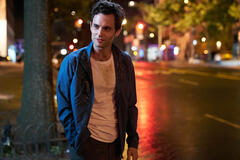 Penn Badgley come Joe Goldberg in You 1x01