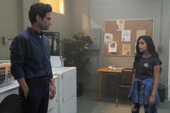 Penn Badgley come Joe Goldberg e Jenna Ortega come Ellie Alves in You 2x07