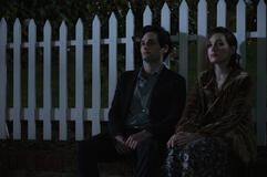 (S-D) Penn Badgley come Joe Goldberg e Victoria Pedretti come Love Quinn in You 3x01