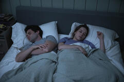 (S-D) Penn Badgley come Joe Goldberg e Victoria Pedretti come Love Quinn in You 3x01