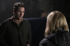 (S-D) Scott Speedman come Matthew Engler e Romy Rosemont come Detective Falco in You 3x04
