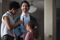 (S-D) Tati Gabrielle come Marienne e Ben Mehl come Dante in You 3x07