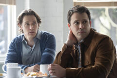 (S-D) Chris O'shea come Andrew e Bryan Safi come Jackson in You 3x10