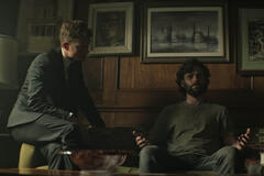 (S-D) Ed Speleers come Rhys, Penn Badgley come Joe Goldberg in You 4x08