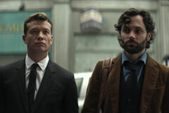 (S-D) Ed Speleers come Rhys, Penn Badgley come Joe Goldberg in You 4x08