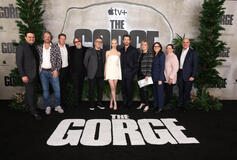 Matt Dentler, Zach Dean, David Ellison, C. Robert Cargill, Scott Derrickson, Anya Taylor-Joy, Miles Teller, Sherryl Clark, Dana Goldberg, Carin Sage e Don Granger alla première di 'The Gorge' di Apple Original Films presso AMC Theatres at The Grove