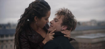 Lyna Khoudri e Benjamin Voisin in Carême 1x01