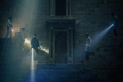 Natalie Portman, Benjamin Chivers, John Krasinski, Domhnall Gleeson e Michael Epp in Fountain of Youth