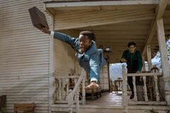 David Oyelowo e Louis Cancelmi in Government Cheese 1x10