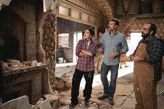 (S-D) Maia Reficco come Olivia, Scott Foley come Eric e Simone Luglio come Nino in La Dolce Villa