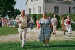 (S-D) Claes Malmberg come Leif, Babben Larsson come Majgun, Charlie Gustafsson come Samuel, Vilhelm Blomgren come Kristian, Lola Zackow come Jessie e Matilda Källström come Hanna in Love Forever