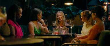 (S-D) Doreen Ngadire come Linda, Julia Heveus come Alexandra, Matilda Källström come Hanna, Stine Landin Dettmann come July e Adina Tegnhamman come Elin in Love Forever