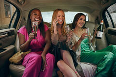 (S-D) Doreen Ngadire come Linda, Matilda Källström come Hanna e Julia Heveus come Alexandra in Love Forever