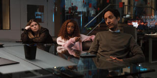 Jessie Ennis, Imani Hakim e Danny Pudi in Mythic Quest 4x02