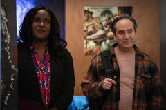 Naomi Ekperigin e Andrew Friedman in Mythic Quest 4x02