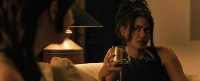 (S-D) Sophie Thatcher come Iris e Megan Suri come Kat in Companion