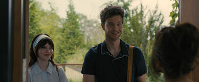 (S-D) Sophie Thatcher come Iris e Jack Quaid come Josh in Companion