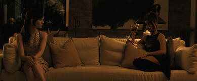 (S-D) Sophie Thatcher come Iris e Megan Suri come Kat in Companion