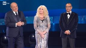 Gerry Scotti, Antonella Clerici e Carlo Conti conducono la prima serata del Festival di Sanremo 2025