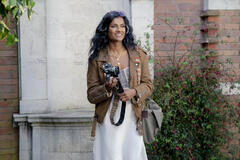 Simone Ashley in Scatta l'amore - Immagine dal set