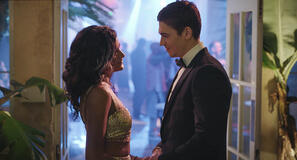 Simone Ashley e Hero Fiennes Tiffin in Scatta l'amore - Immagine dal set