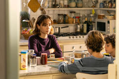 (S-D) Cristiana Dell'Anna come Maria, Jua Leo Migliore come Libero, Tommaso Guidi come Ercole in Storia della mia famiglia 1x01