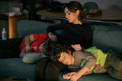 (S-D) Jua Leo Migliore come Libero, Cristiana Dell'Anna come Maria, Tommaso Guidi come Ercole in Storia della mia famiglia 1x01