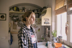 Gaia Weiss come Sarah in Storia della mia famiglia 1x04