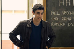 Eduardo Scarpetta come Fausto in Storia della mia famiglia 1x05